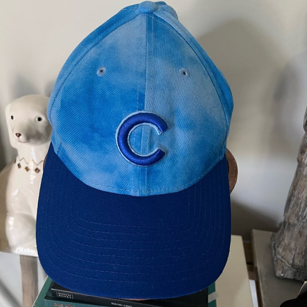 Men’s fitted Chicago Cubs New Era Genuine Merchandise size Medium/Large Hat.